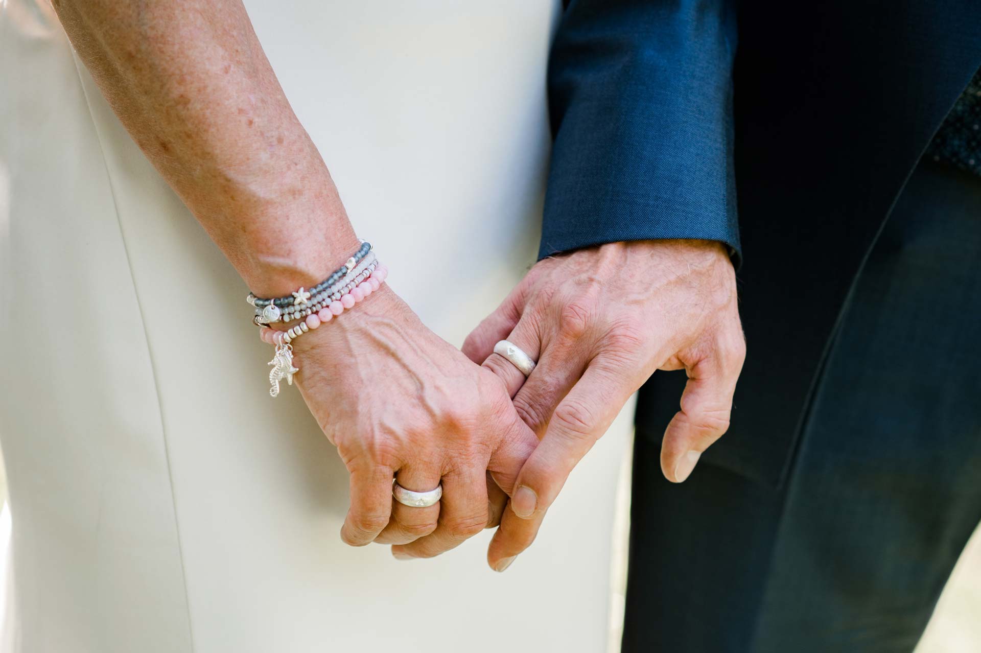 Ringe-anstecken-Hochzeit-Planung-DLF_-850 Heiraten gut zu wissen